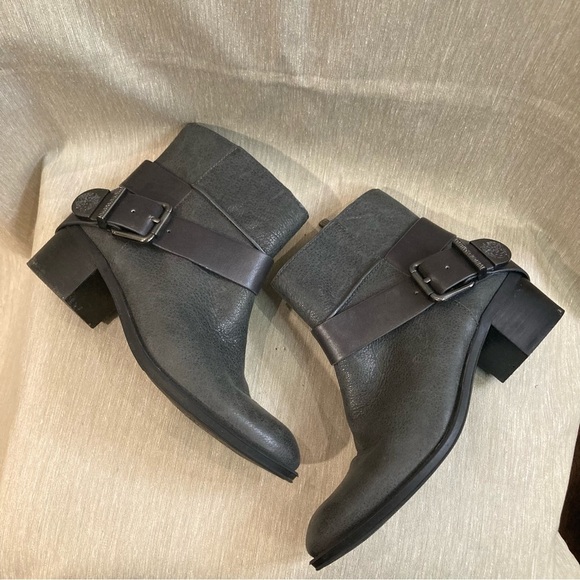 VINCE CAMUTO Sz 7.5 Grey Buckle  Stacked Heel Almond Toe Western Vibe Booties - Picture 7 of 14